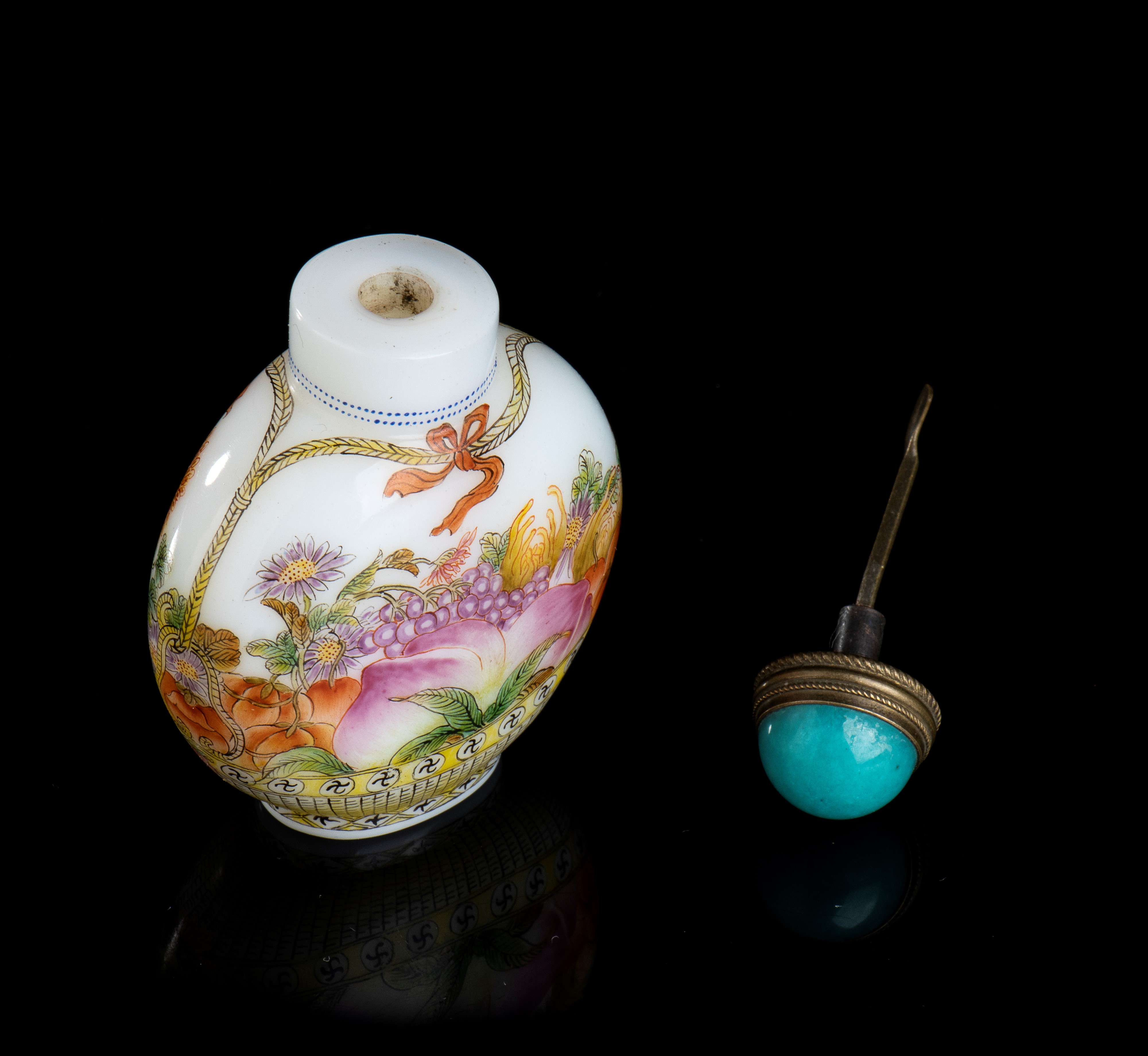 SNUFF BOTTLE IN VETRO CON DECORO A SMALTI POLICROMI