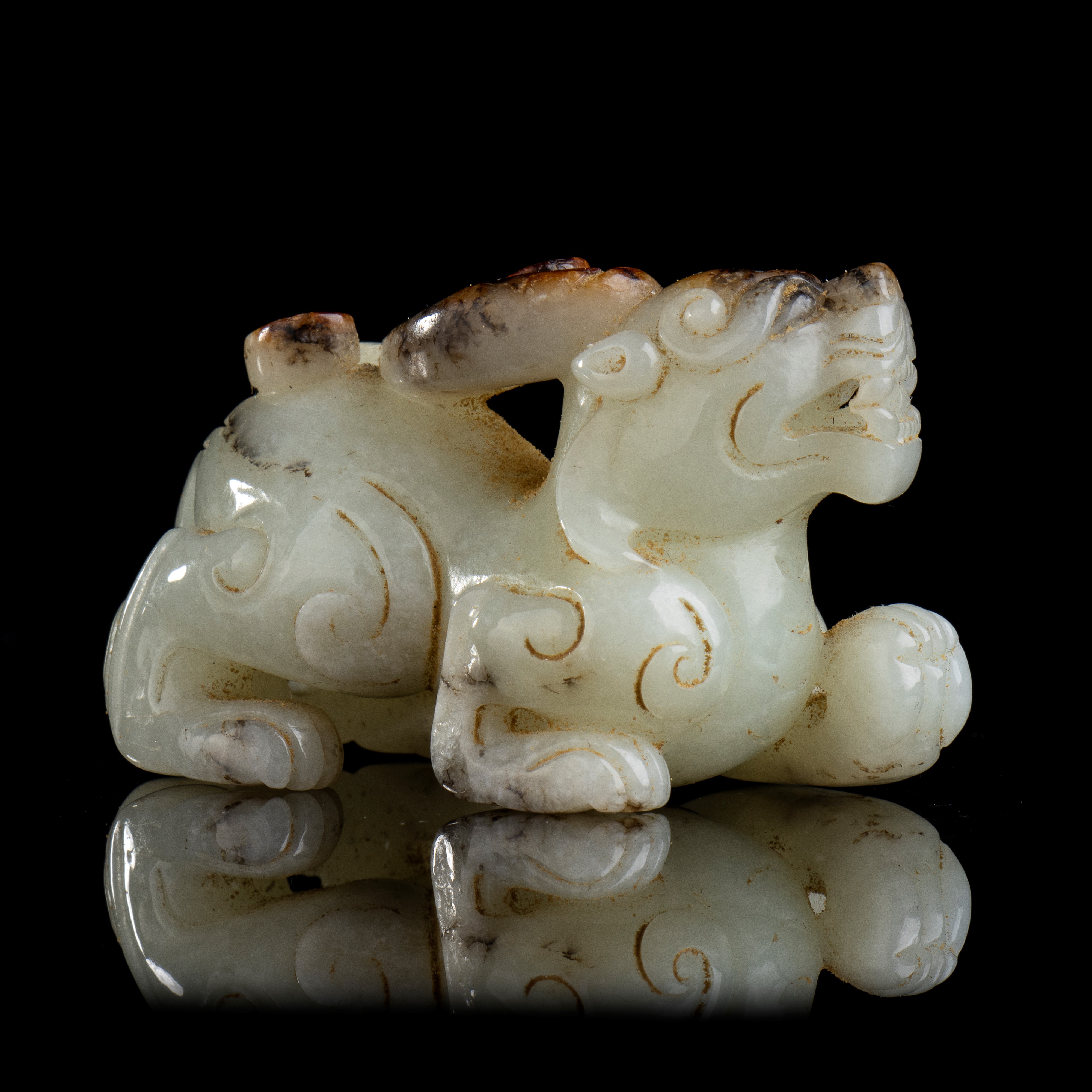 ANIMALE MITOLOGICO IN GIADA BIANCA E RUGGINE