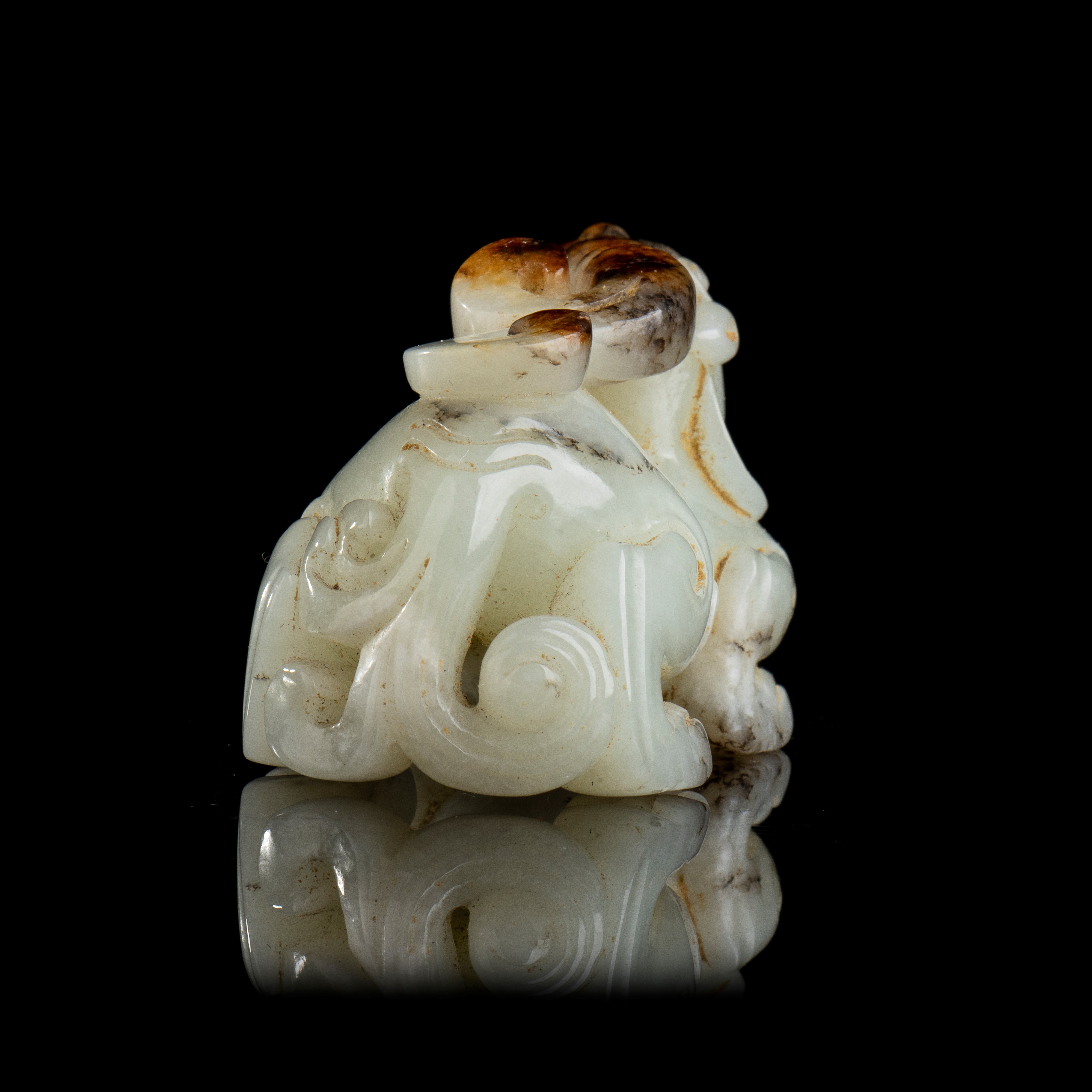 ANIMALE MITOLOGICO IN GIADA BIANCA E RUGGINE