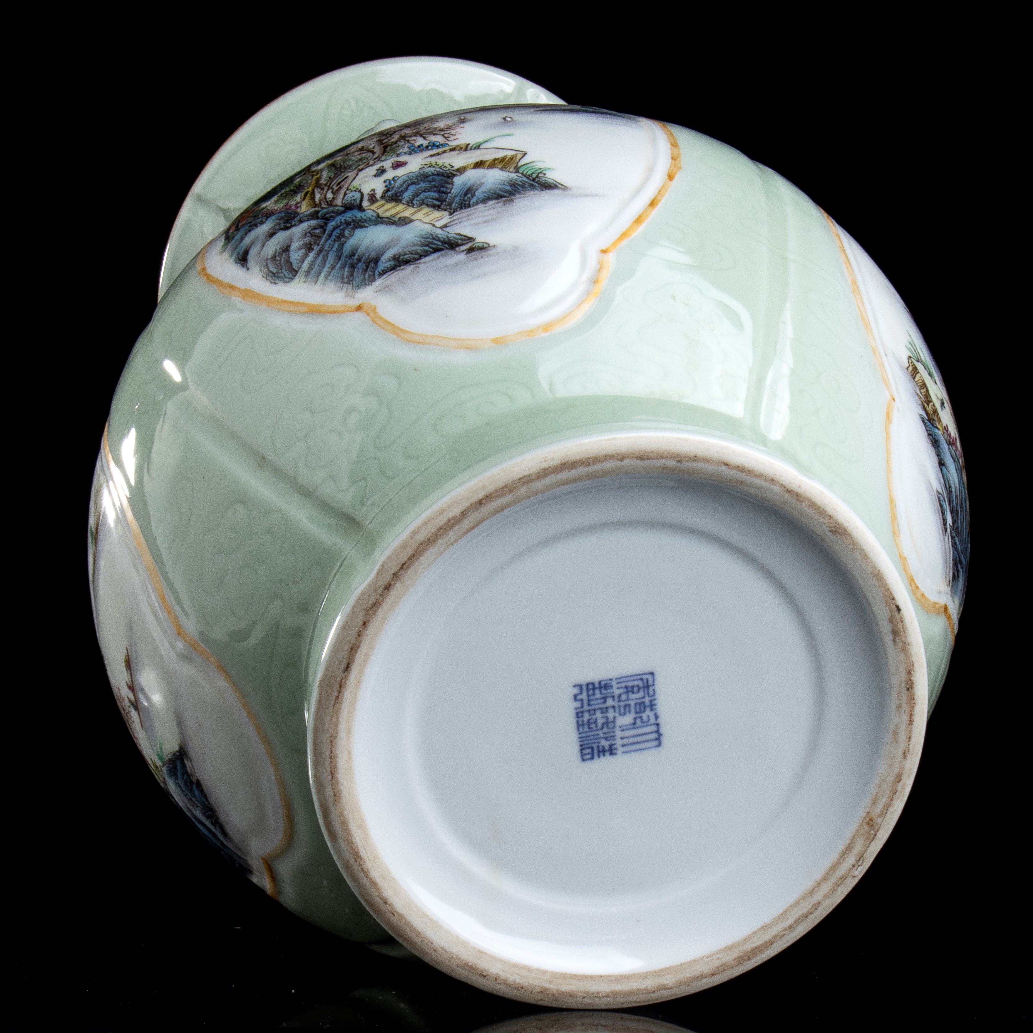 Grande Vaso in Porcellana con Decoro a Smalti Policromi