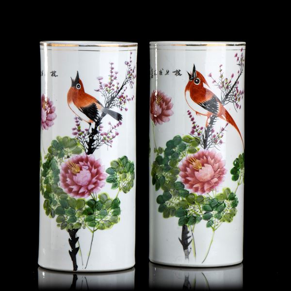 A PAIR OF POLYCHROME ENAMELLED CYLINDRICAL PORCELAIN VASES DECORATION