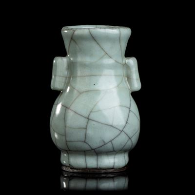 Piccolo Vaso in Porcellana con Invetriatura di Tipo Guan