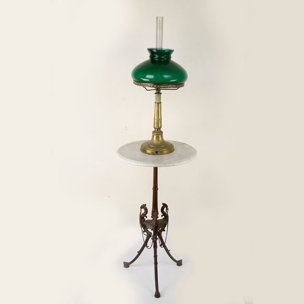 Lampada da appoggio in vetro verde ed ottone  (prima metà XX secolo)  - Asta Smart Auction: arredi, dipinti, sculture, argenti e altro a prezzi vantaggiosi - Bertolami Fine Art - Casa d'Aste