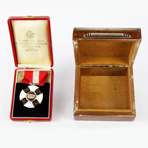 Lot of a "cross of the order of Savoy" medal in a box