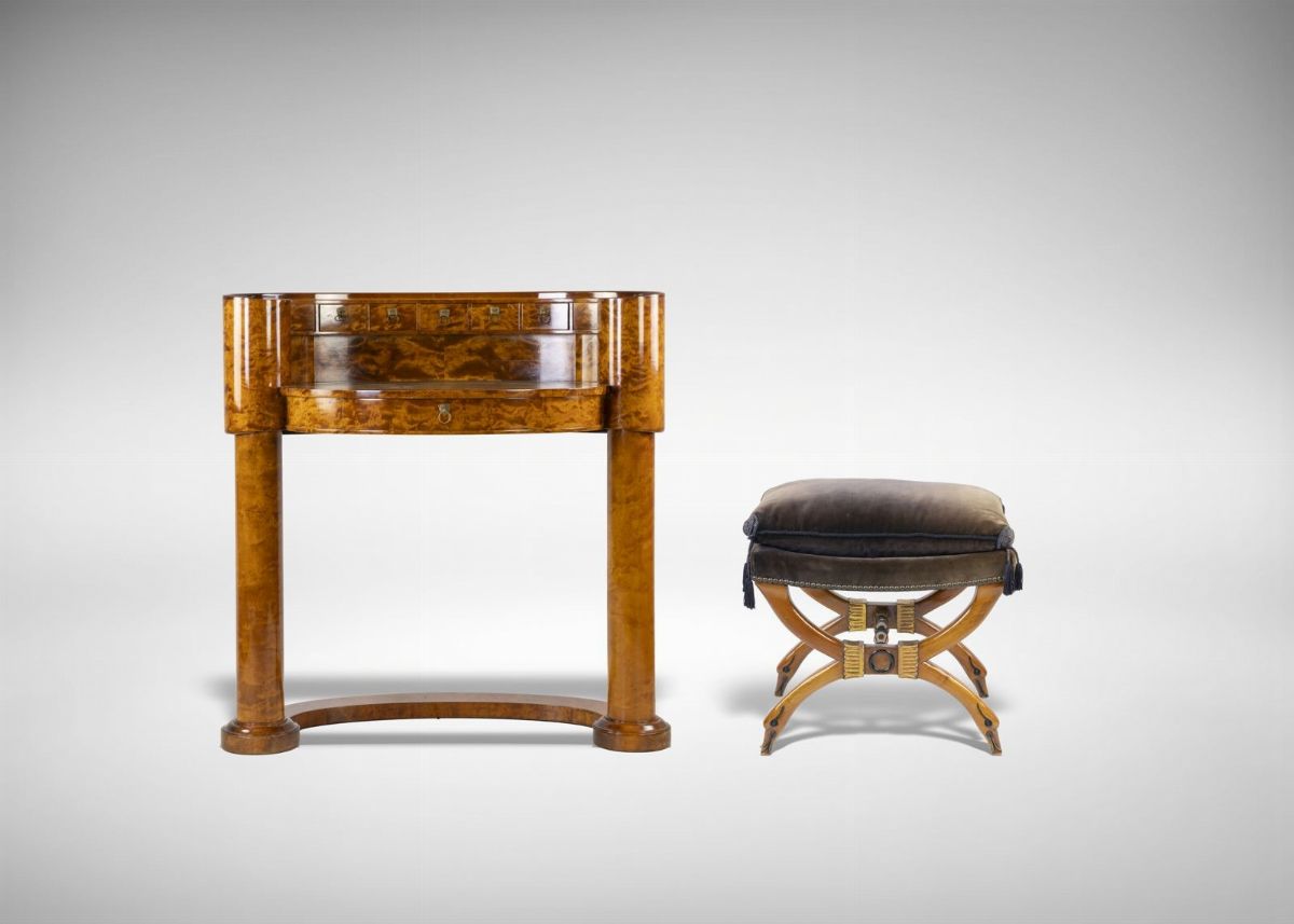 Un'elegante Camera da Letto Biedermeier, Attribuita a Joseph Ulrich Danhauser.