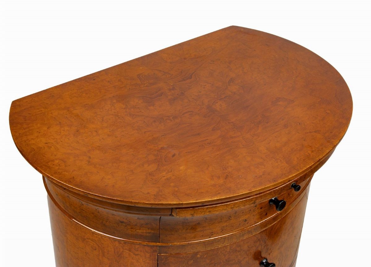 Un'elegante Camera da Letto Biedermeier, Attribuita a Joseph Ulrich Danhauser.