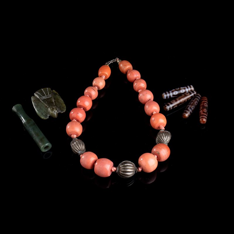 UNA COLLANA IN VETRO E ARGENTO, QUATTRO DZI E DUE OGGETTI IN GIADA