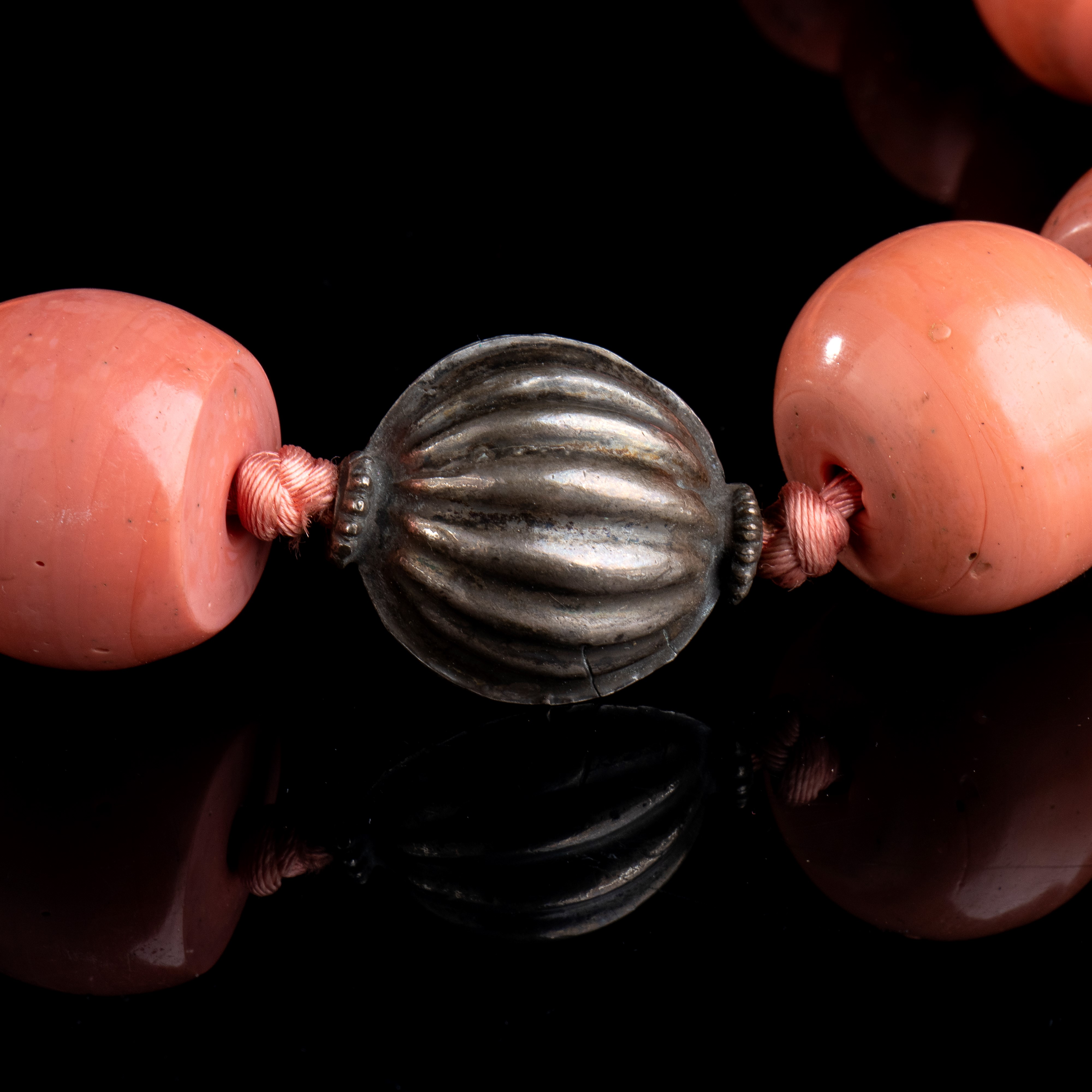 UNA COLLANA IN VETRO E ARGENTO, QUATTRO DZI E DUE OGGETTI IN GIADA