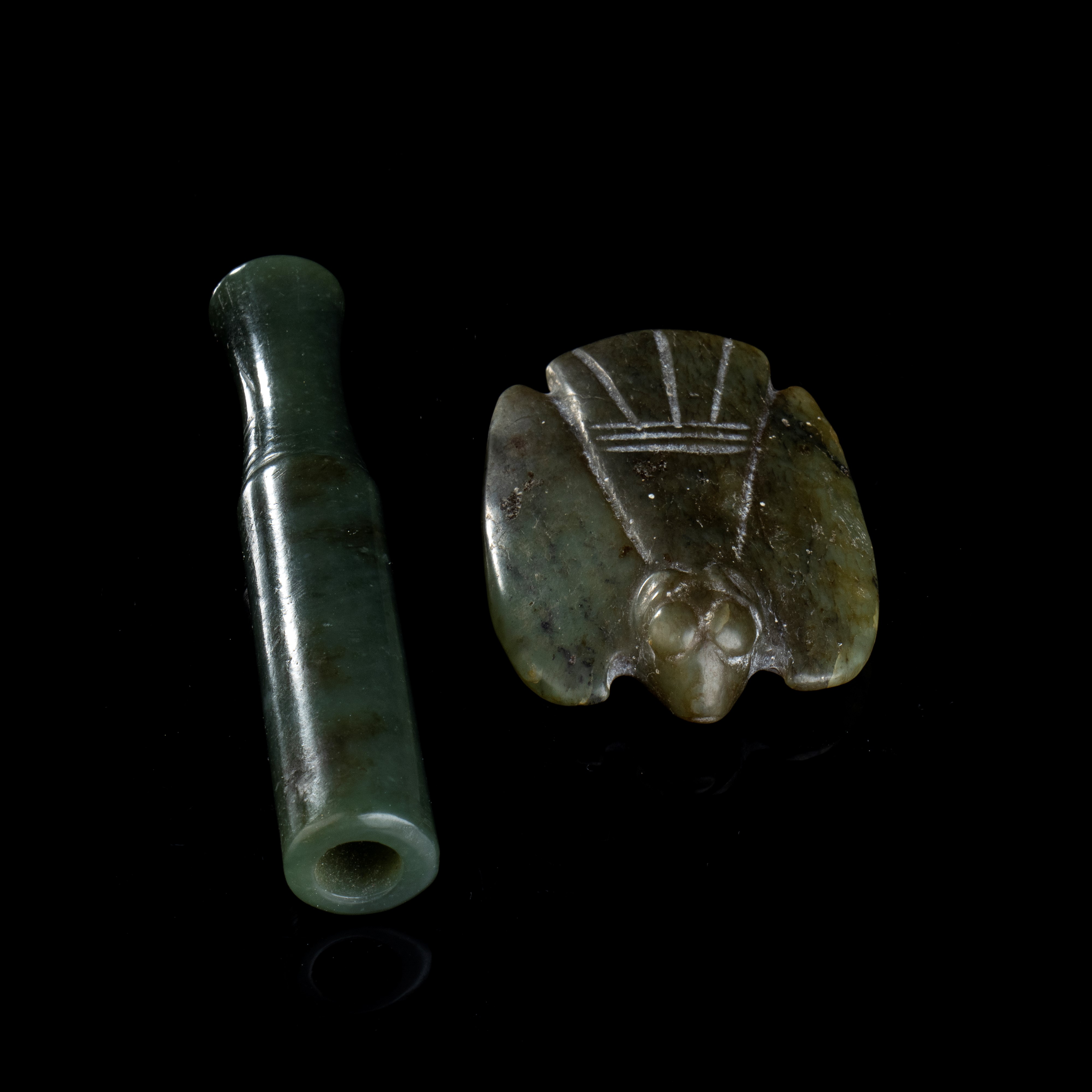 UNA COLLANA IN VETRO E ARGENTO, QUATTRO DZI E DUE OGGETTI IN GIADA