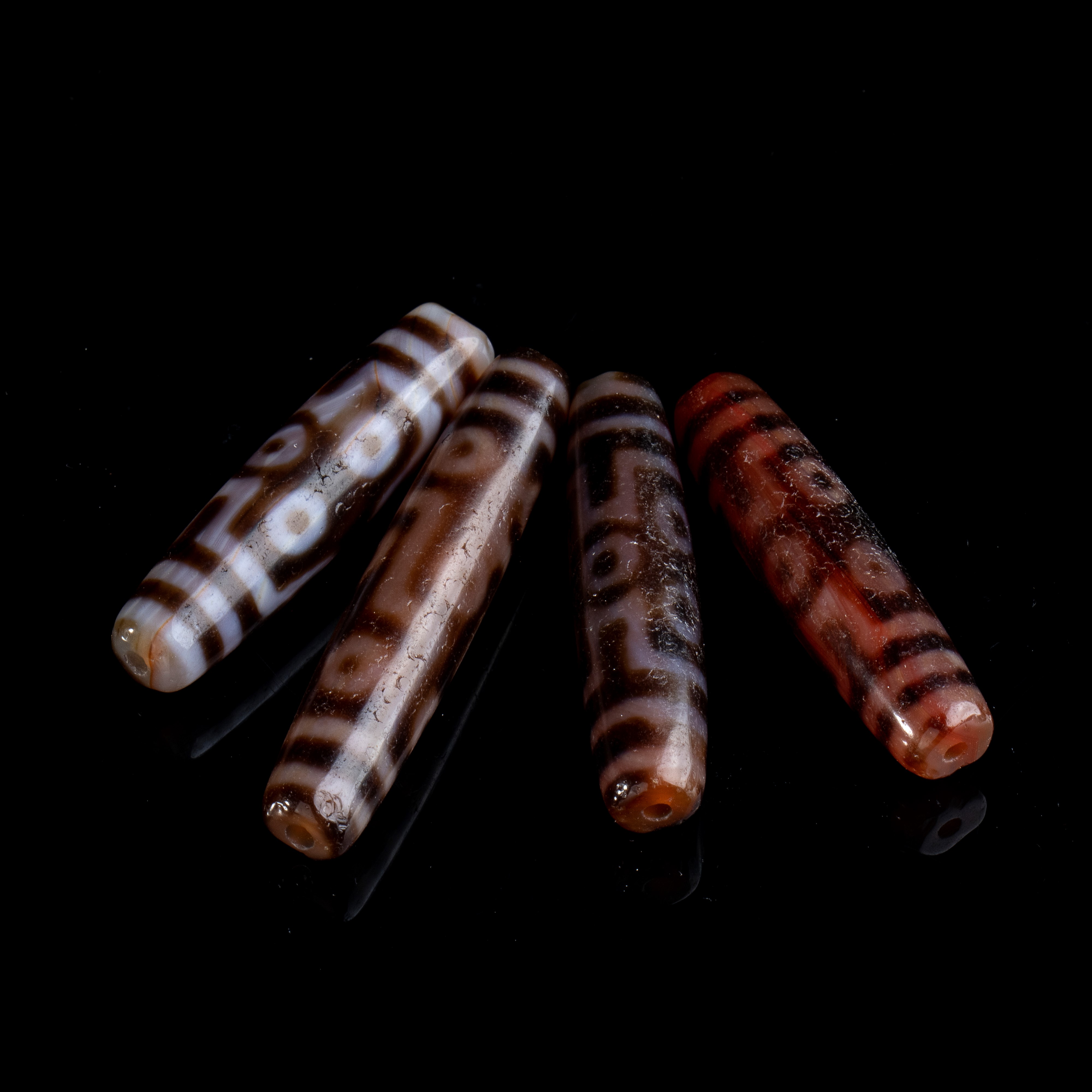 UNA COLLANA IN VETRO E ARGENTO, QUATTRO DZI E DUE OGGETTI IN GIADA