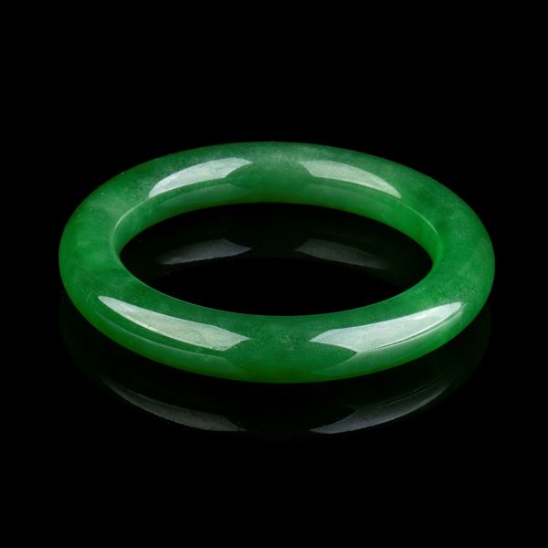 A JADEITE BRACELET