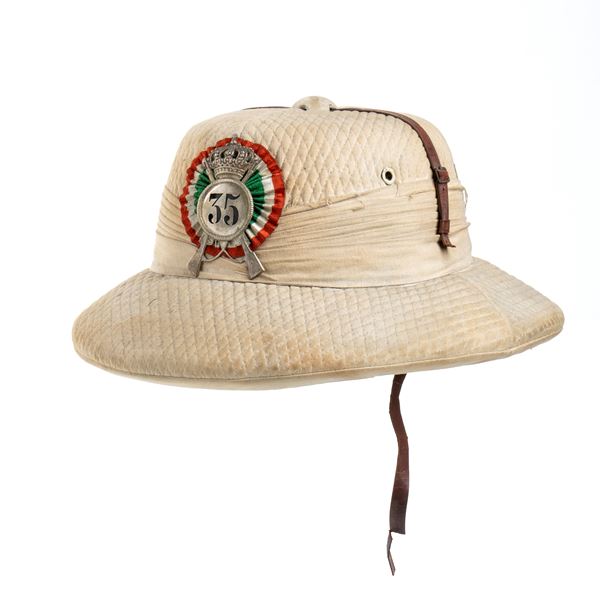 A TROPICAL HELMET FOR AN OFFICER OF THE PISTOIA BRIGADE
