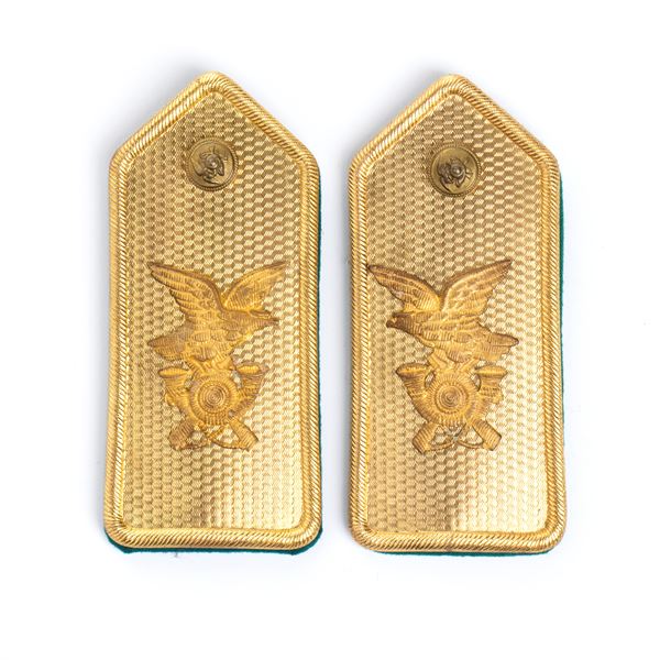 A PAIR OF METAL SHOULDER BOARDS FOR MOUNTAIN TROOPS