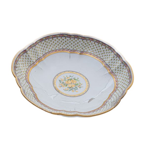 White porcelain centerpiece plate,