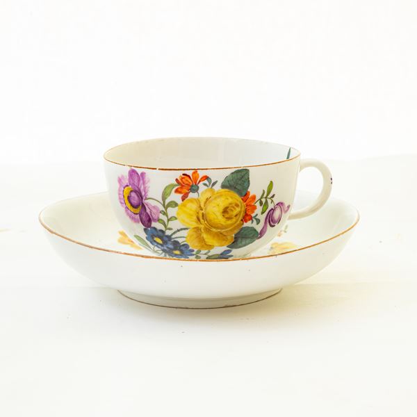 Tazza con piatto in porcellana bianca con decoro a fiori,