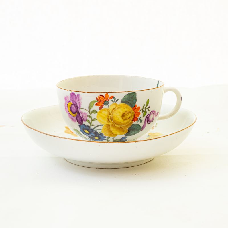 Tazza con Piatto in Porcellana Bianca con Decoro a Fiori,