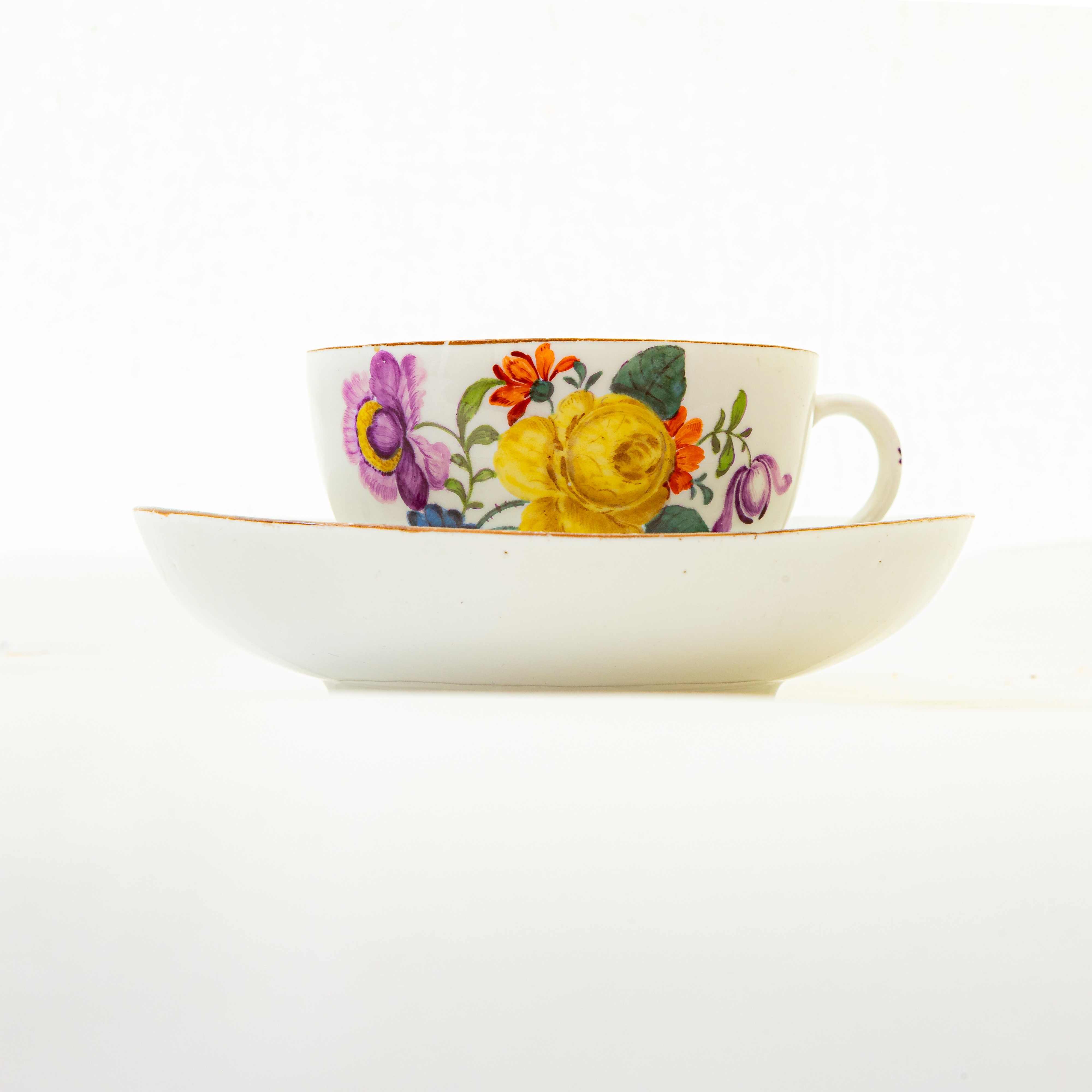 Tazza con Piatto in Porcellana Bianca con Decoro a Fiori,