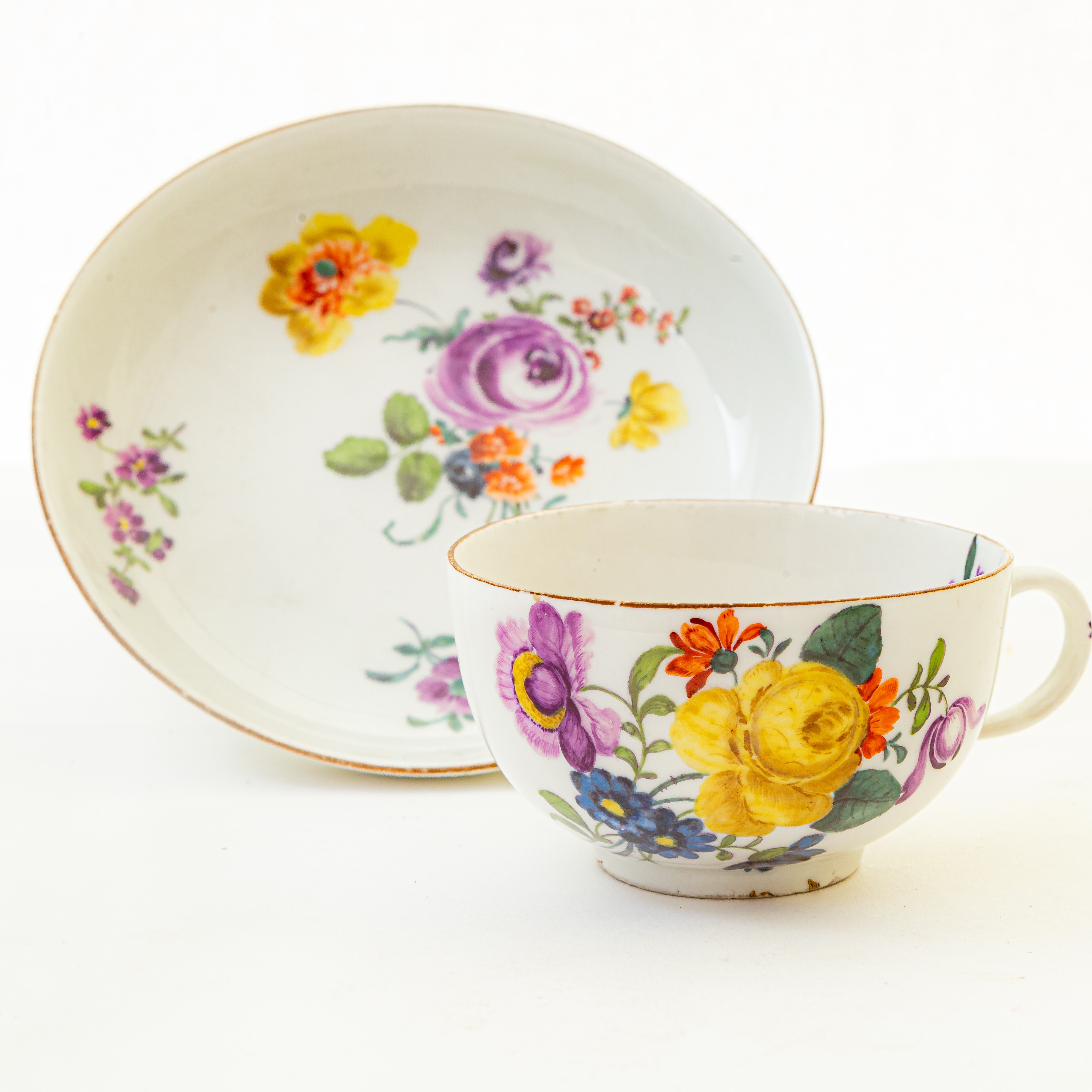 Tazza con Piatto in Porcellana Bianca con Decoro a Fiori,