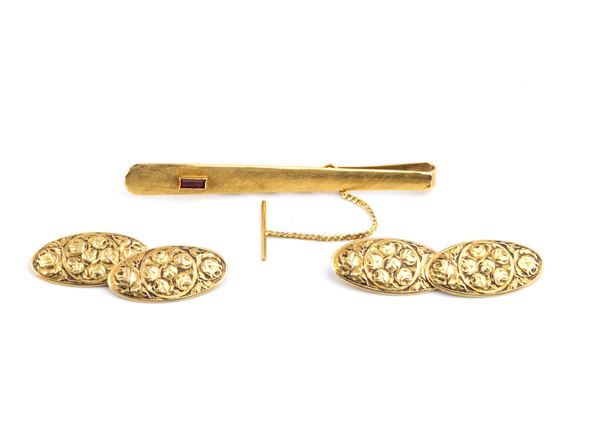 Gold tie bar and cufflinks