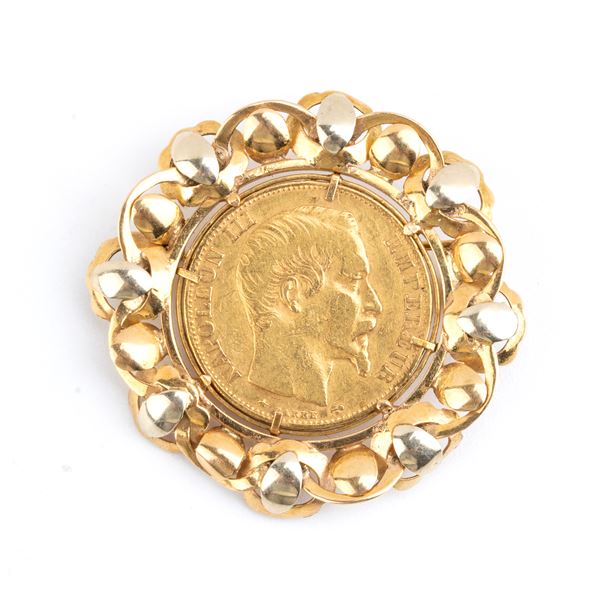 Gold brooch with coin