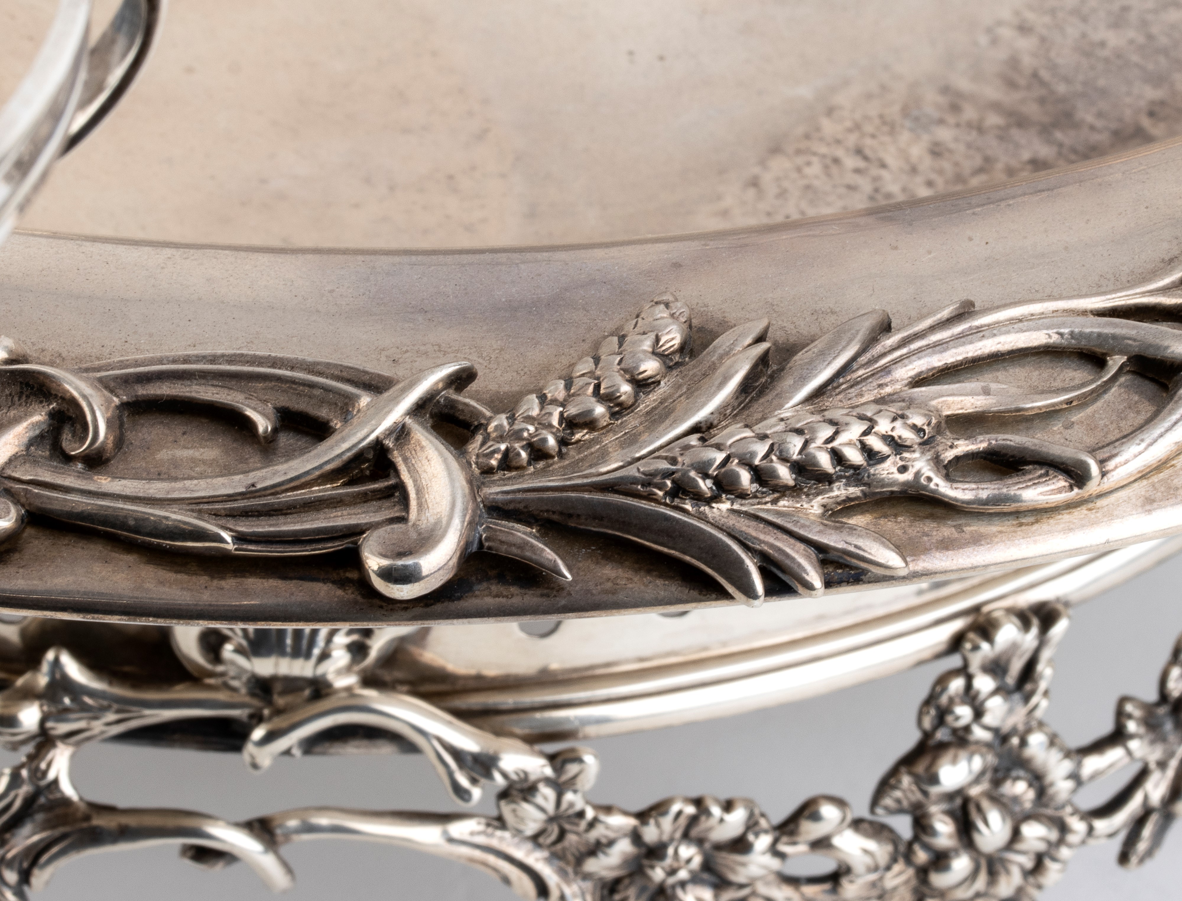Edward Barnard & Sons Ltd - Centrotavola Vittoriano Inglese in Argento