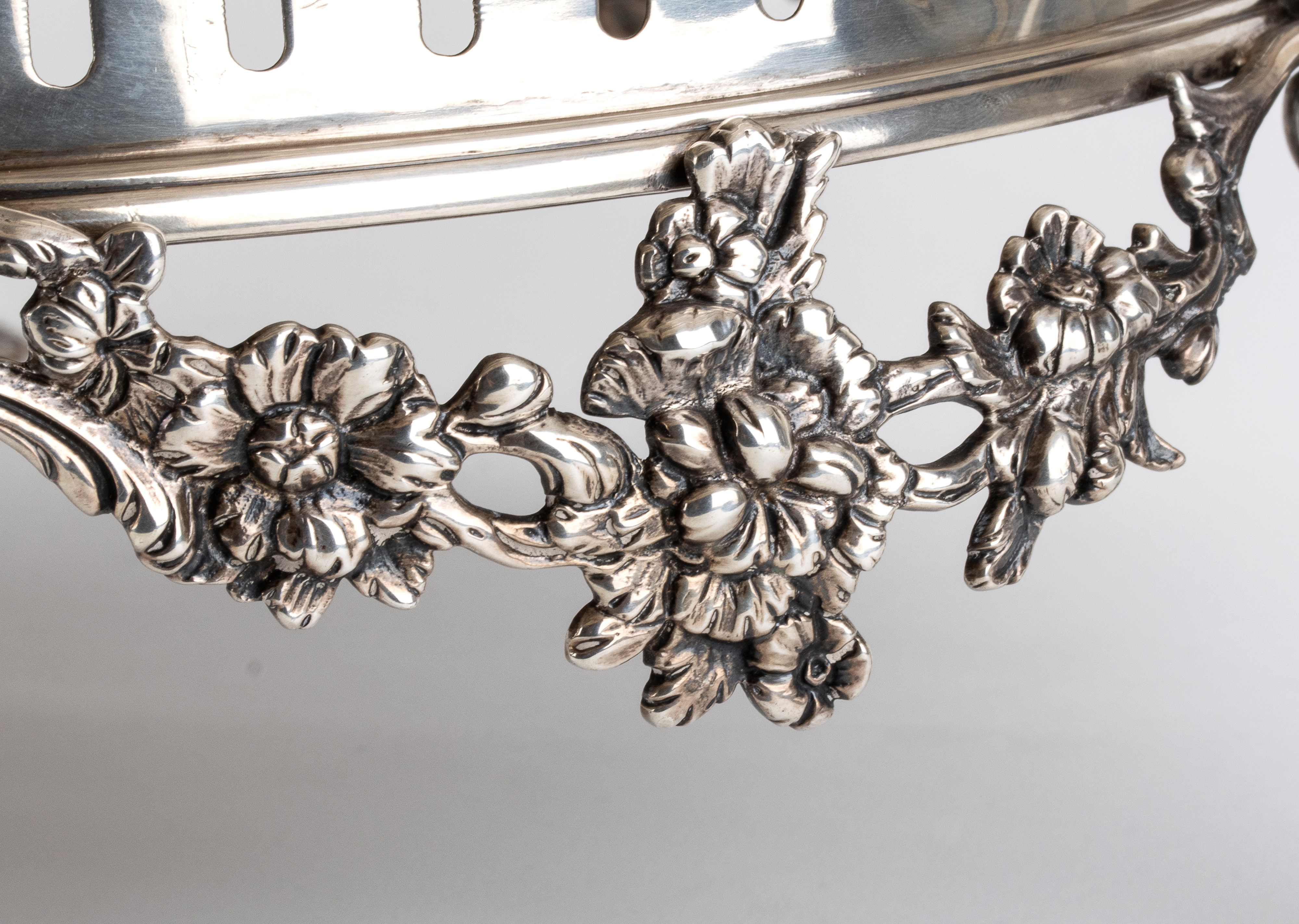 Edward Barnard & Sons Ltd - Centrotavola Vittoriano Inglese in Argento