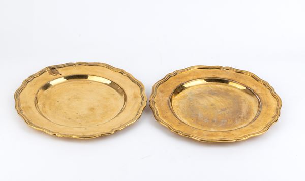 Coppia di piatti in argento dorato - Italia, XX secolo