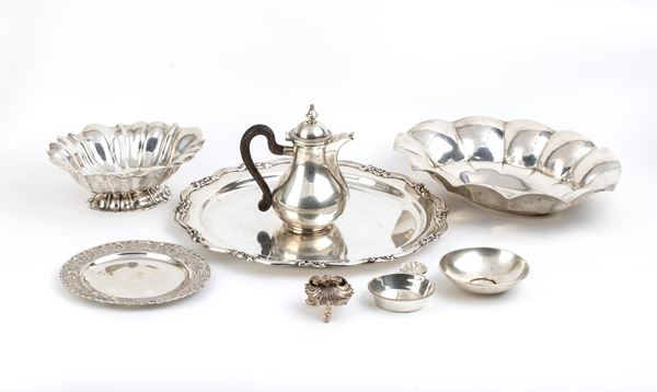 Lotto di otto oggetti assortiti in argento