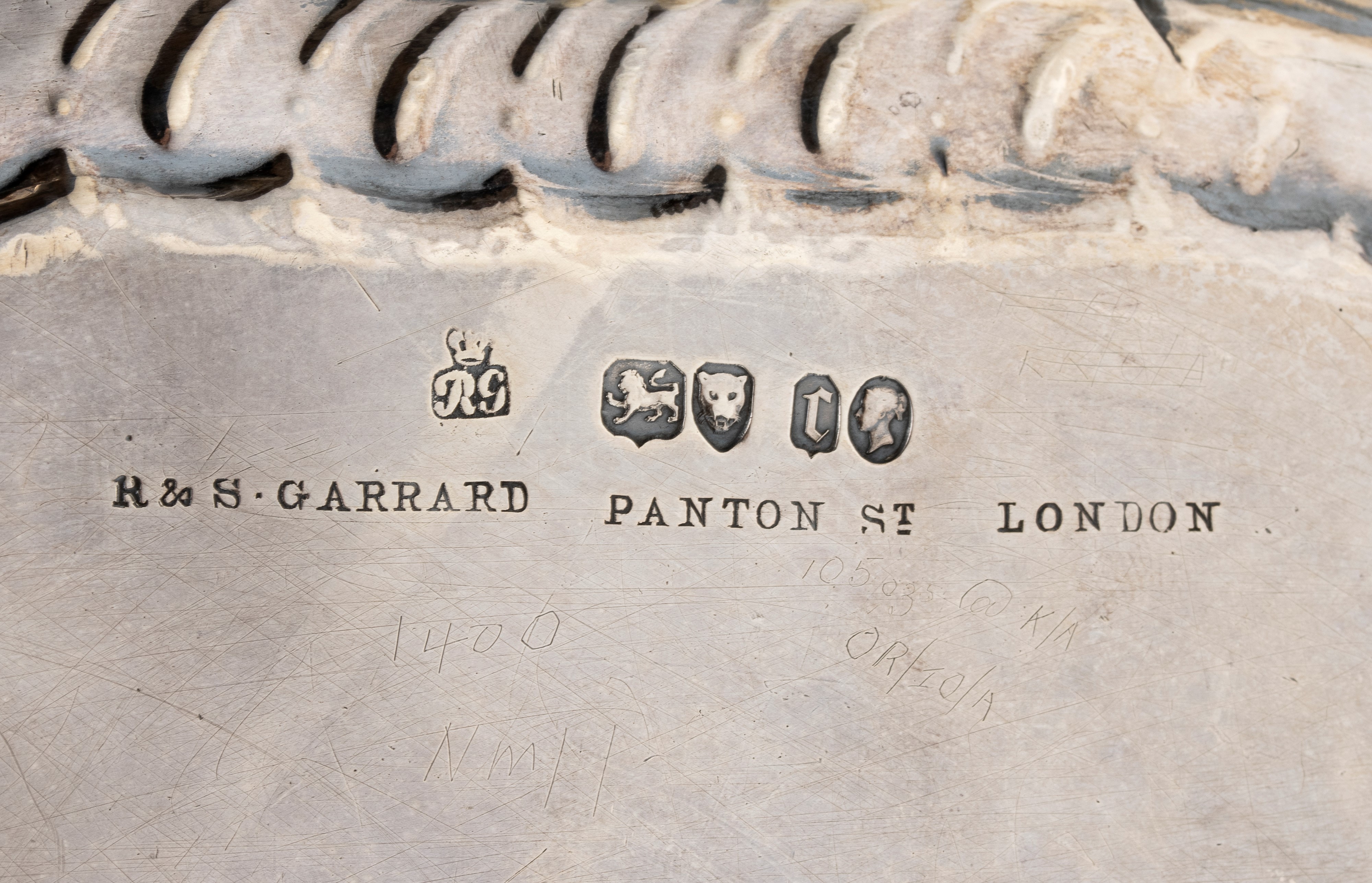 R & S Garrard & Co - Importante Salver Vittoriano Inglese in Argento