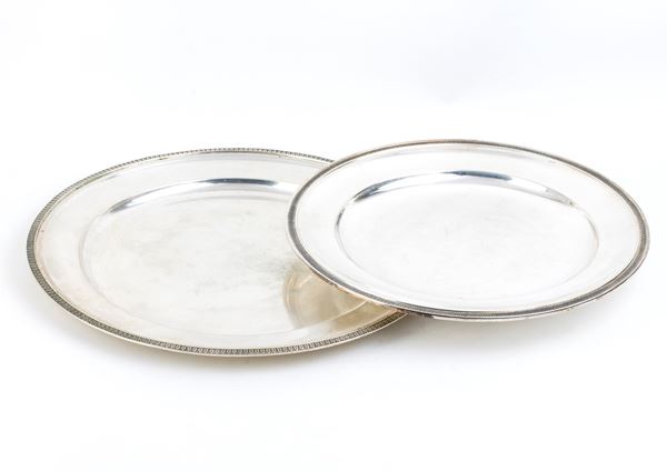 Coppia di piatti tondi in argento - Italia, XX secolo