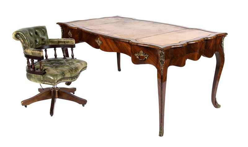 Bureau Plate Francese con Poltrona Chesterfield