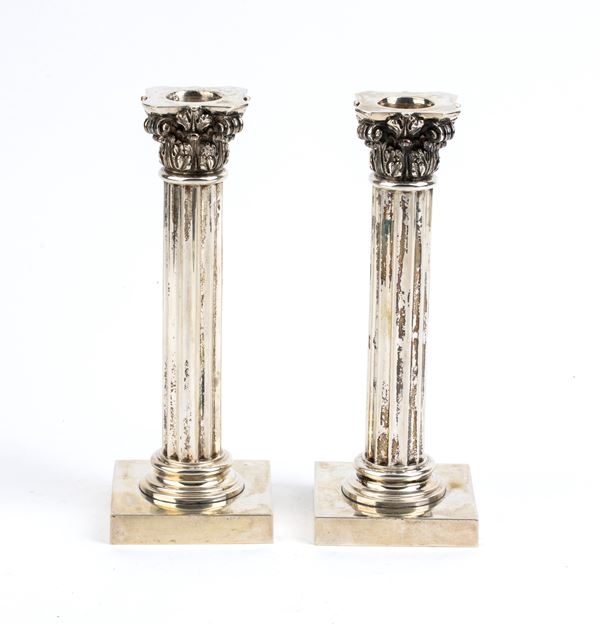 Coppia di candelieri in argento a forma di colonna corinzia - Italia XX secolo