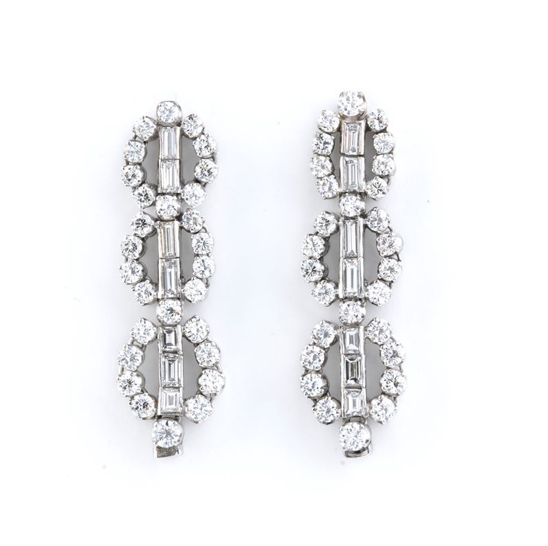Orecchini pendenti, platino e diamanti (56 diamanti rotondi e 14 diamanti rettangolari)