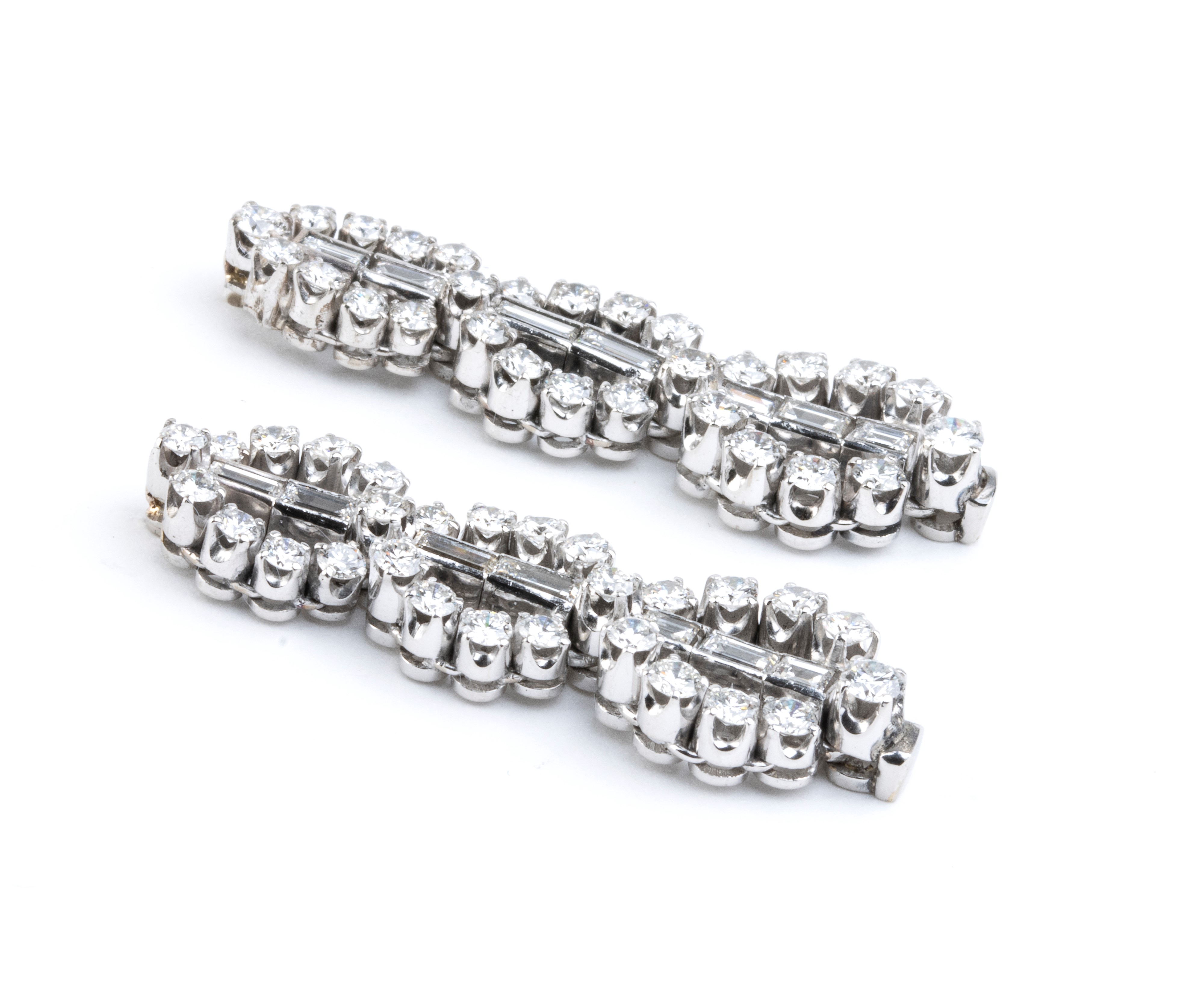 Orecchini pendenti, platino e diamanti (56 diamanti rotondi e 14 diamanti rettangolari)