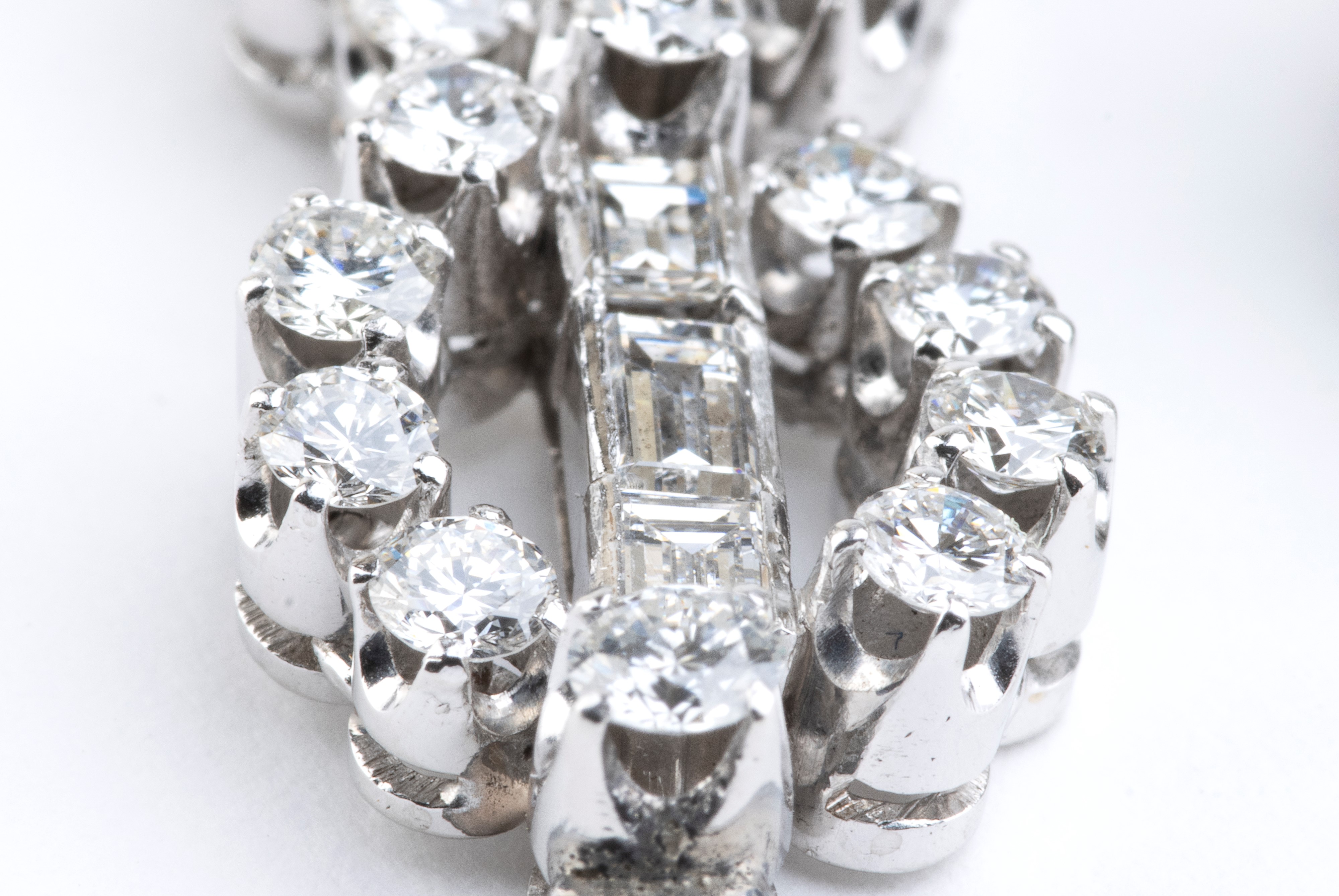 Orecchini pendenti, platino e diamanti (56 diamanti rotondi e 14 diamanti rettangolari)