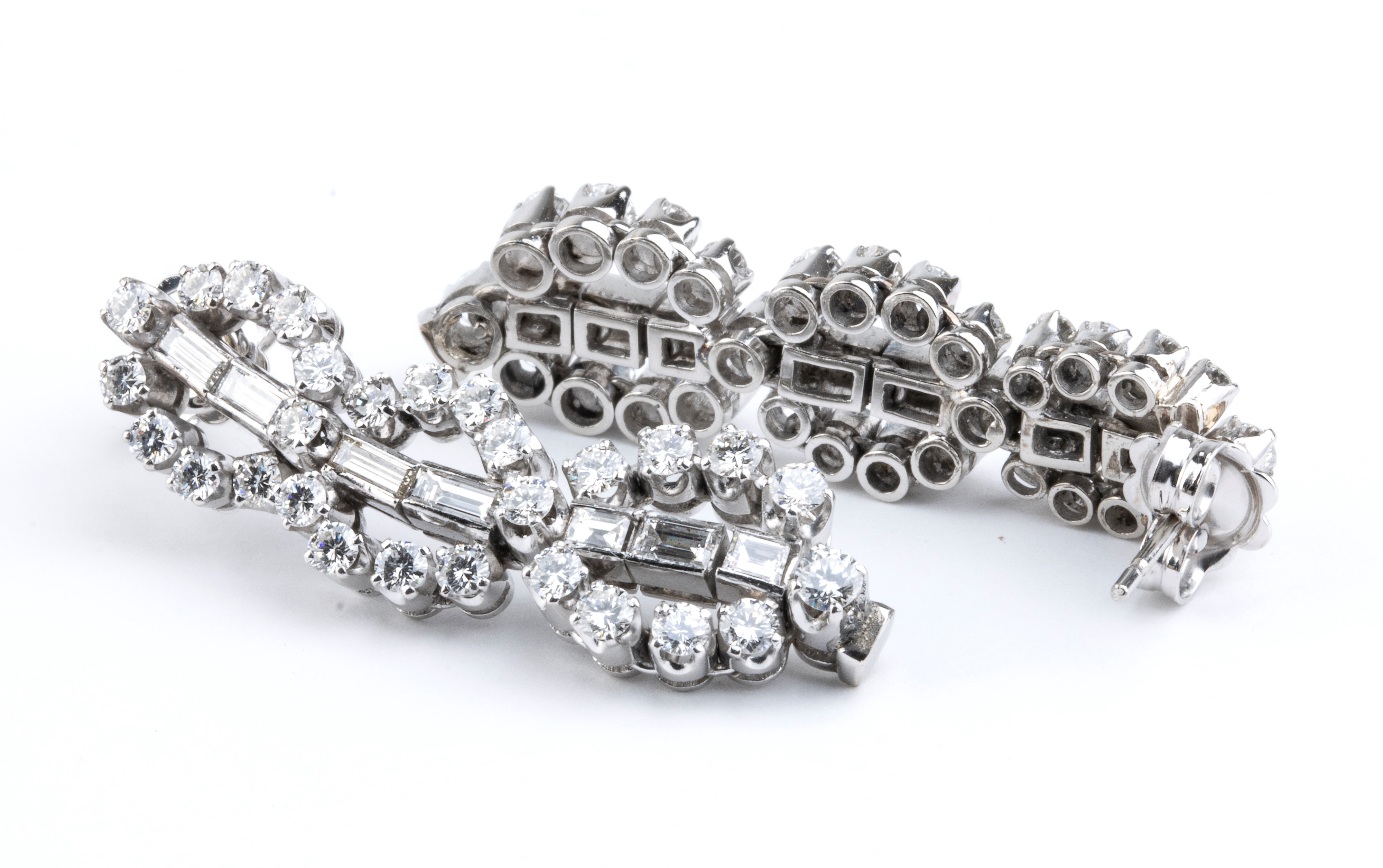 Orecchini pendenti, platino e diamanti (56 diamanti rotondi e 14 diamanti rettangolari)