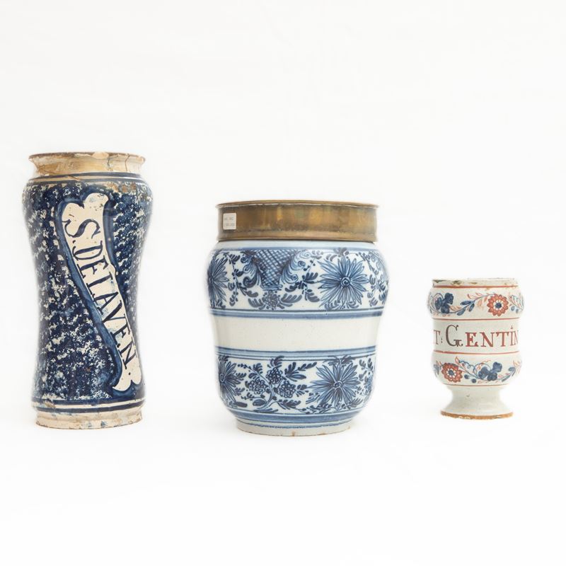 Lotto di Tre Albarelli in Ceramica Bianca e Blu