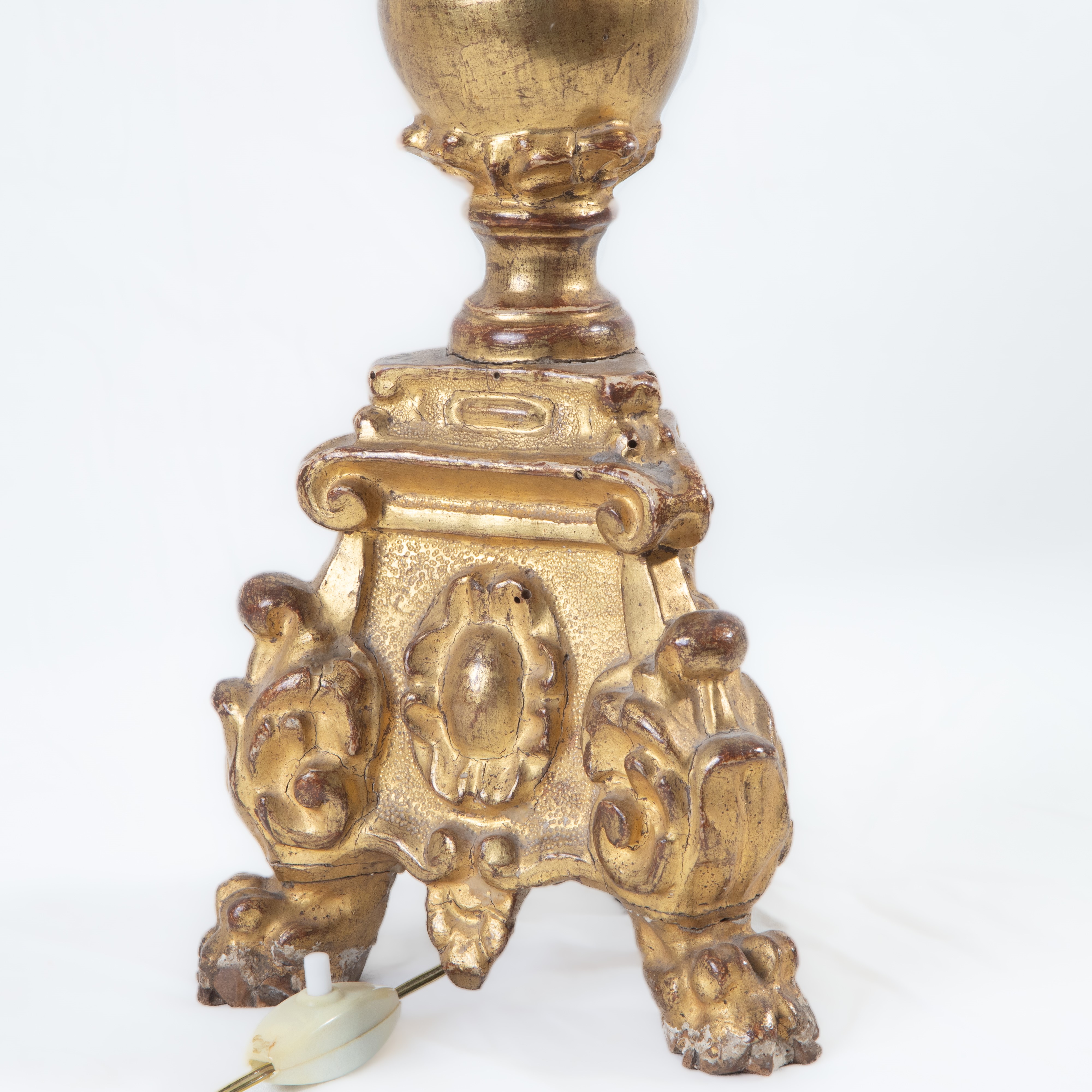 Candeliere elettrificato in legno dotrato