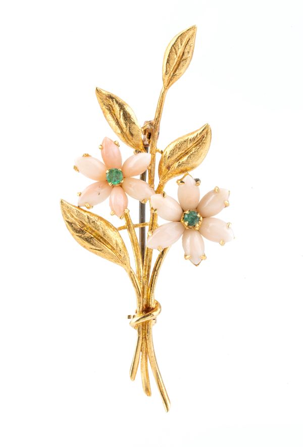Spilla floreale in oro con smeraldi e corallo rosa