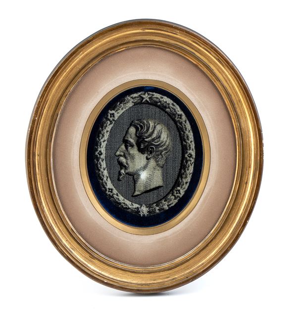 Ritratto ovale di Napoleone III stampata su tessuto, in cornice coeva 