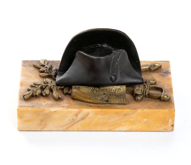 Presse Papier in Bronzo e Marmo Giallo con Cappello di Napoleone e Trofeo D’armi