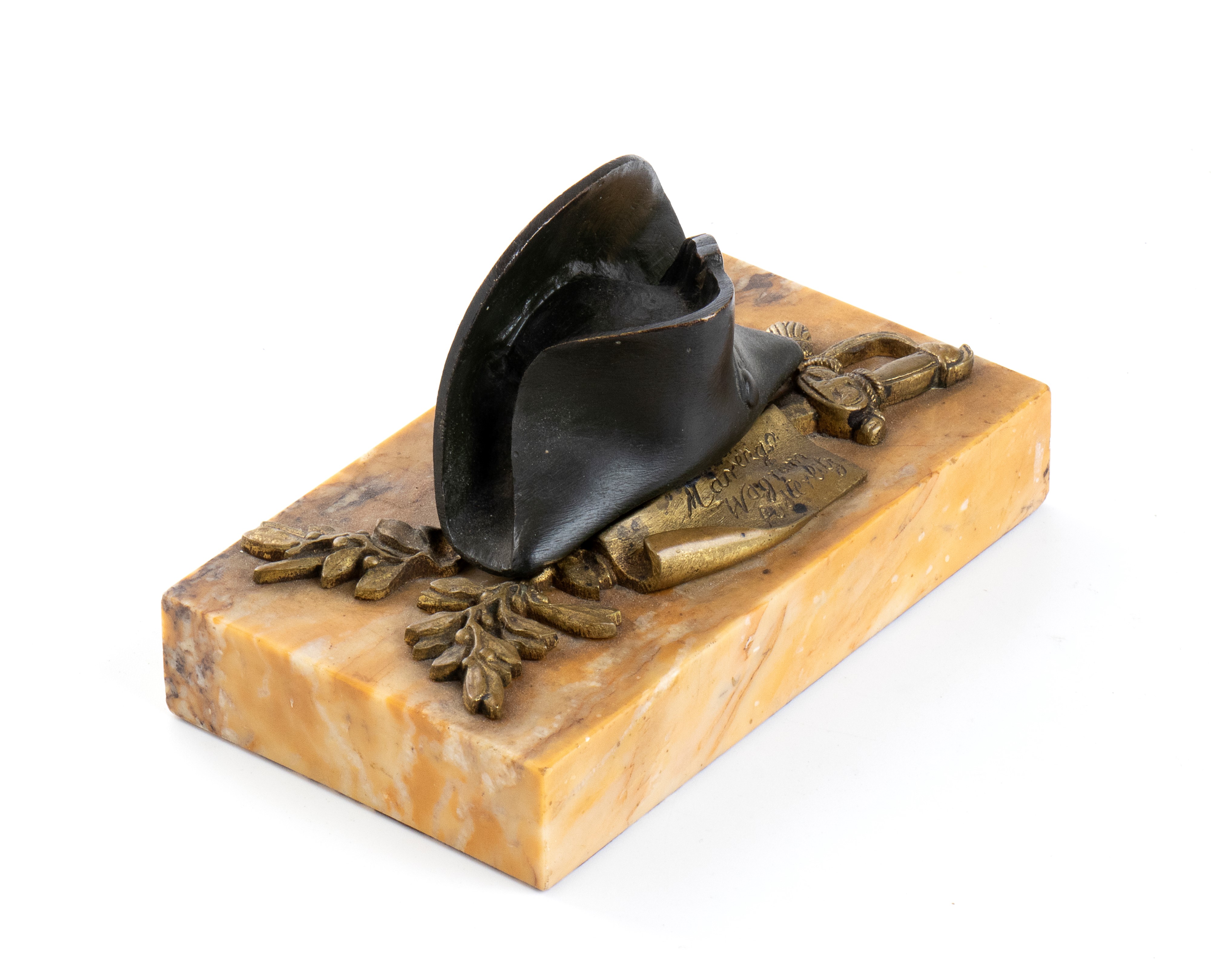 Presse Papier in Bronzo e Marmo Giallo con Cappello di Napoleone e Trofeo D’armi