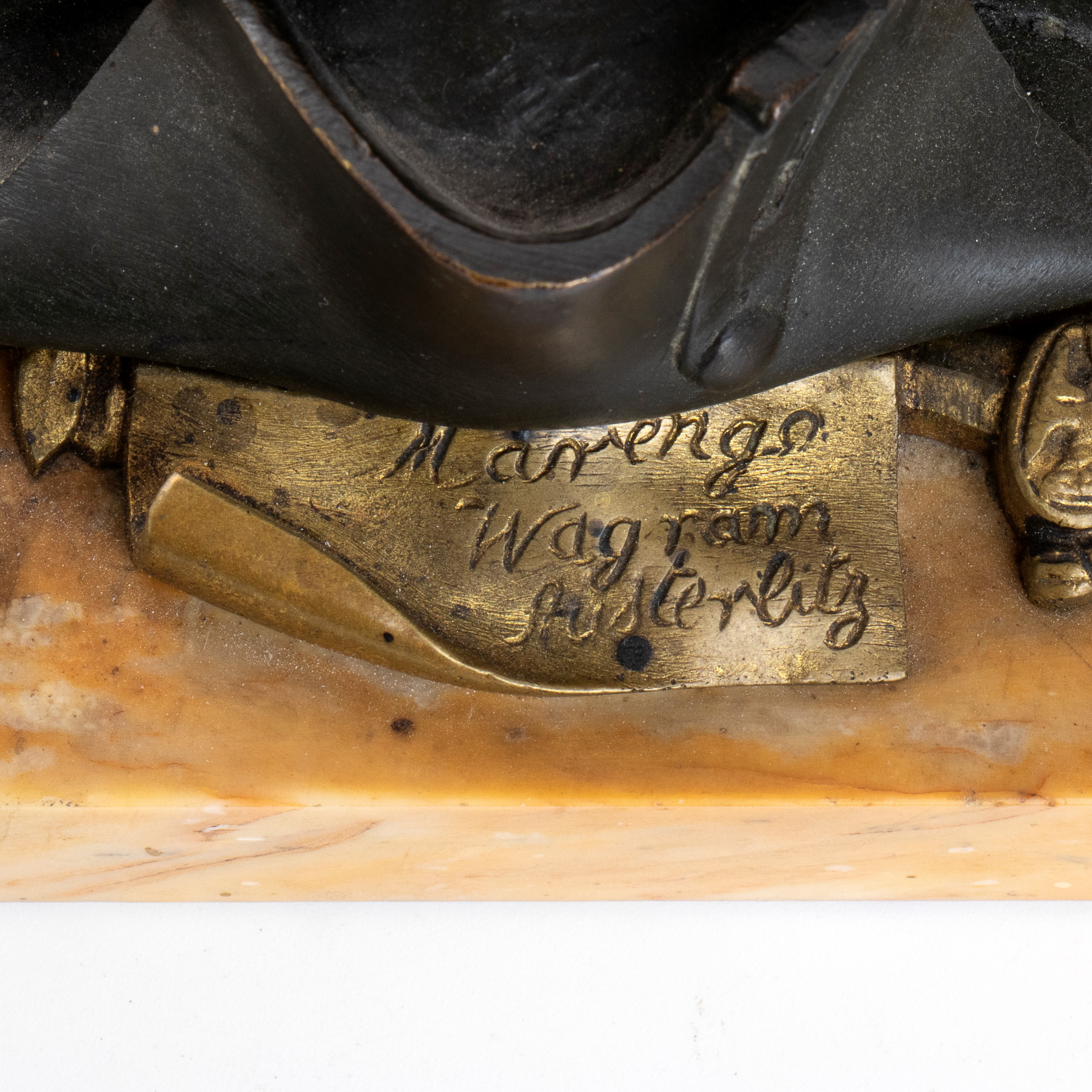 Presse Papier in Bronzo e Marmo Giallo con Cappello di Napoleone e Trofeo D’armi