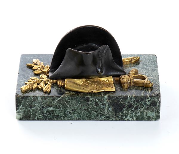 presse papier in bronzo e marmo verde con cappello di Napoleone e trofeo d’armi