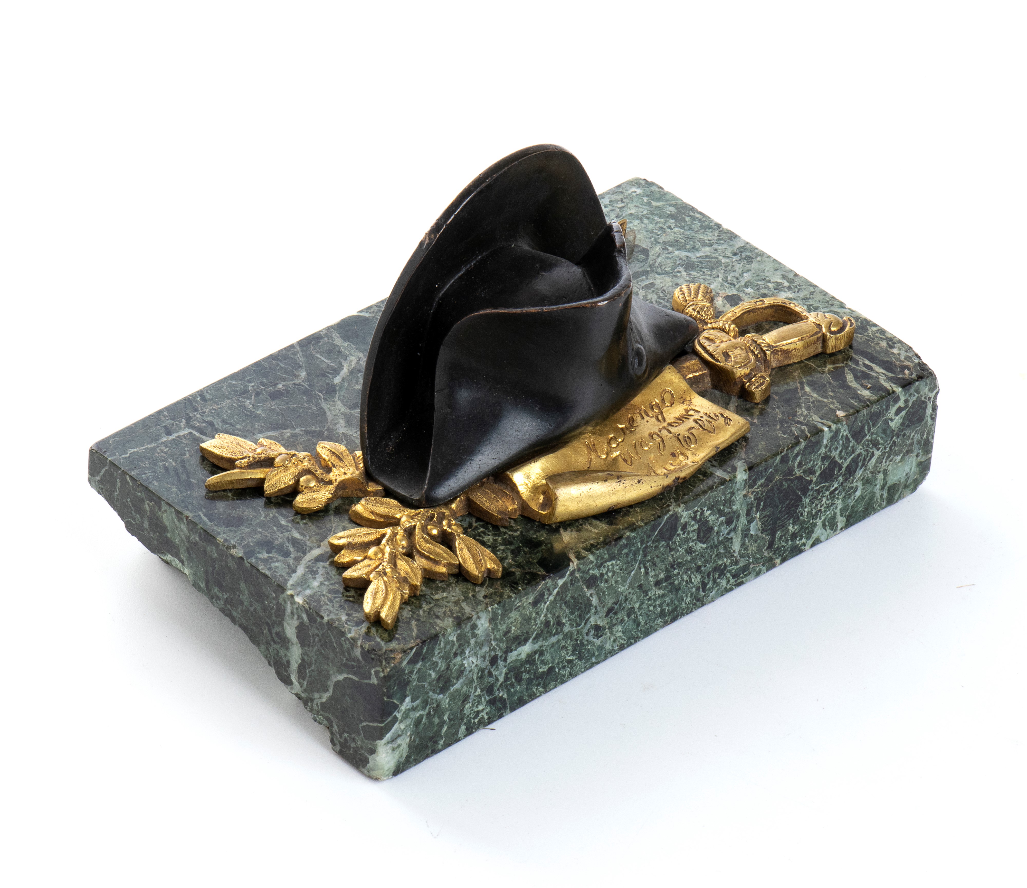 Presse Papier in Bronzo e Marmo Verde con Cappello di Napoleone e Trofeo D’armi