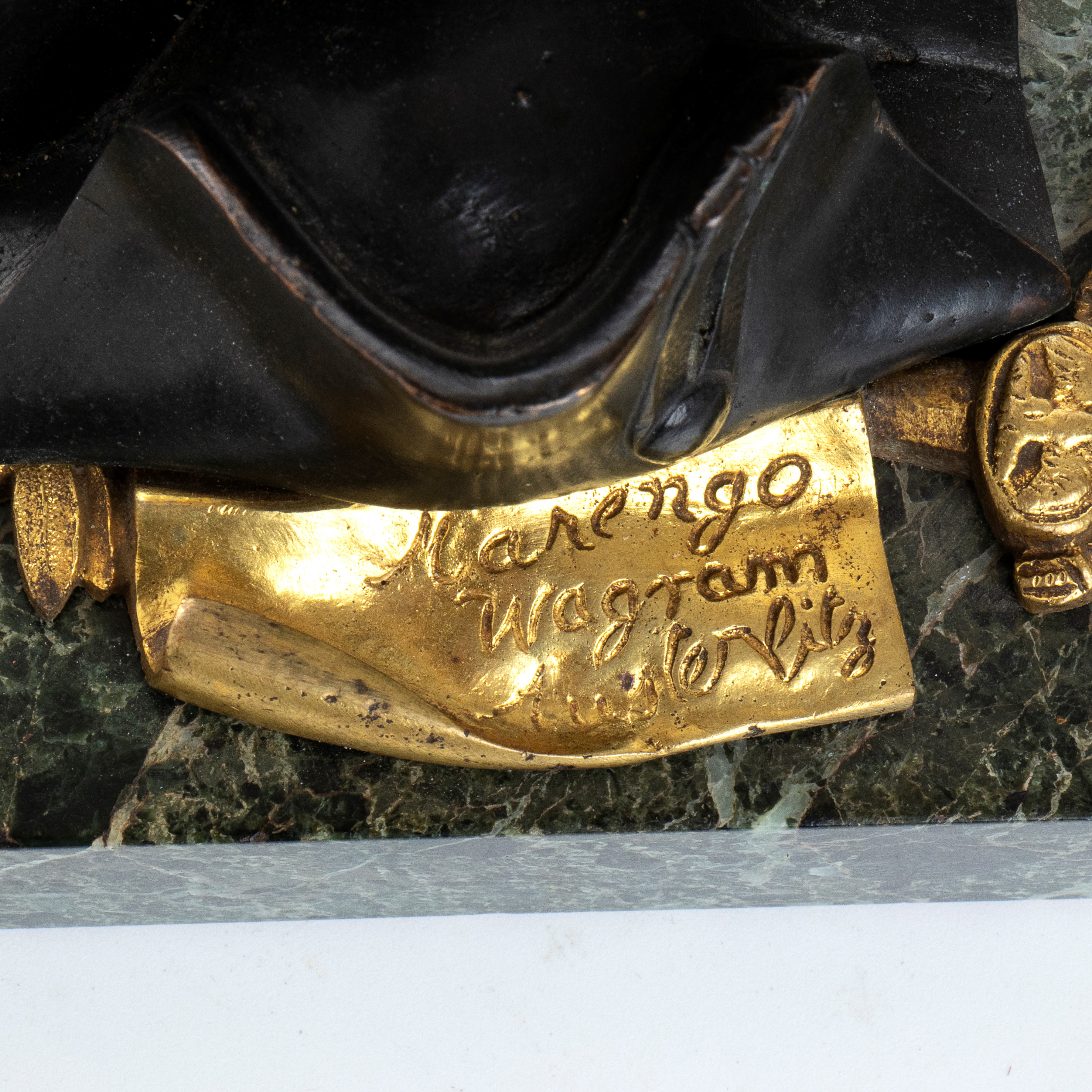 Presse Papier in Bronzo e Marmo Verde con Cappello di Napoleone e Trofeo D’armi