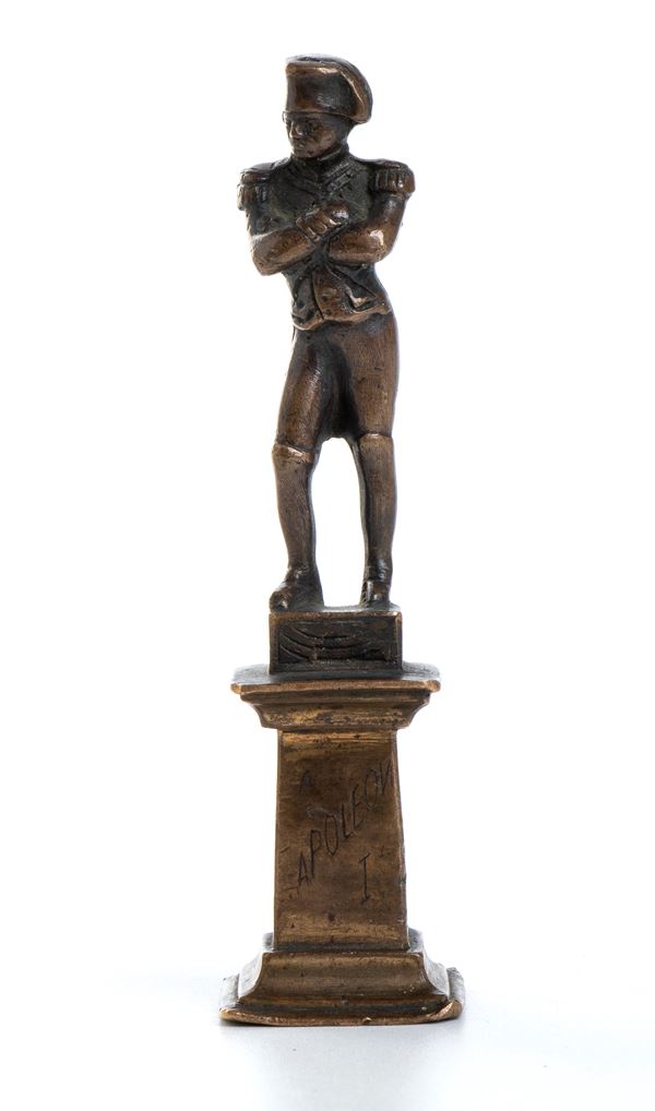 piccolo bronzo di Napoleone su colonna
