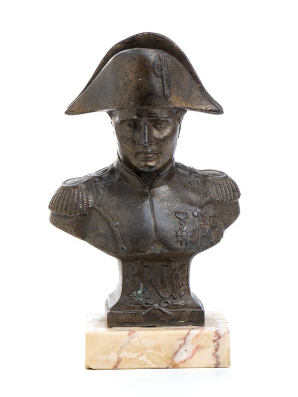 Piccolo busto di Napoleone in antimonio con base in marmo