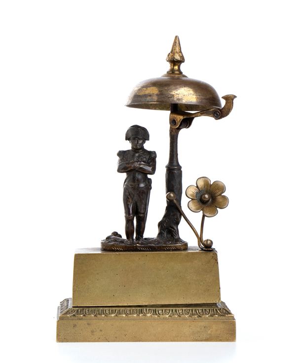 Campanello in bronzo con statuina di Napoleone in piedi