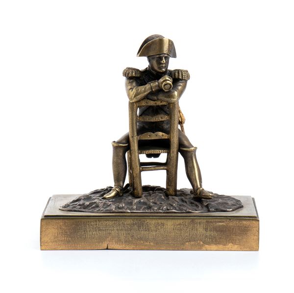 Piccola scultura in bronzo di Napoleone seduto in campo di battaglia